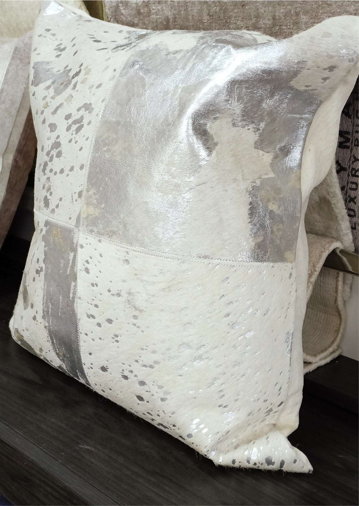 Luxury handmade genuine leather ottoman by Kaymanta by Kaymanta, elaboración orgánica.