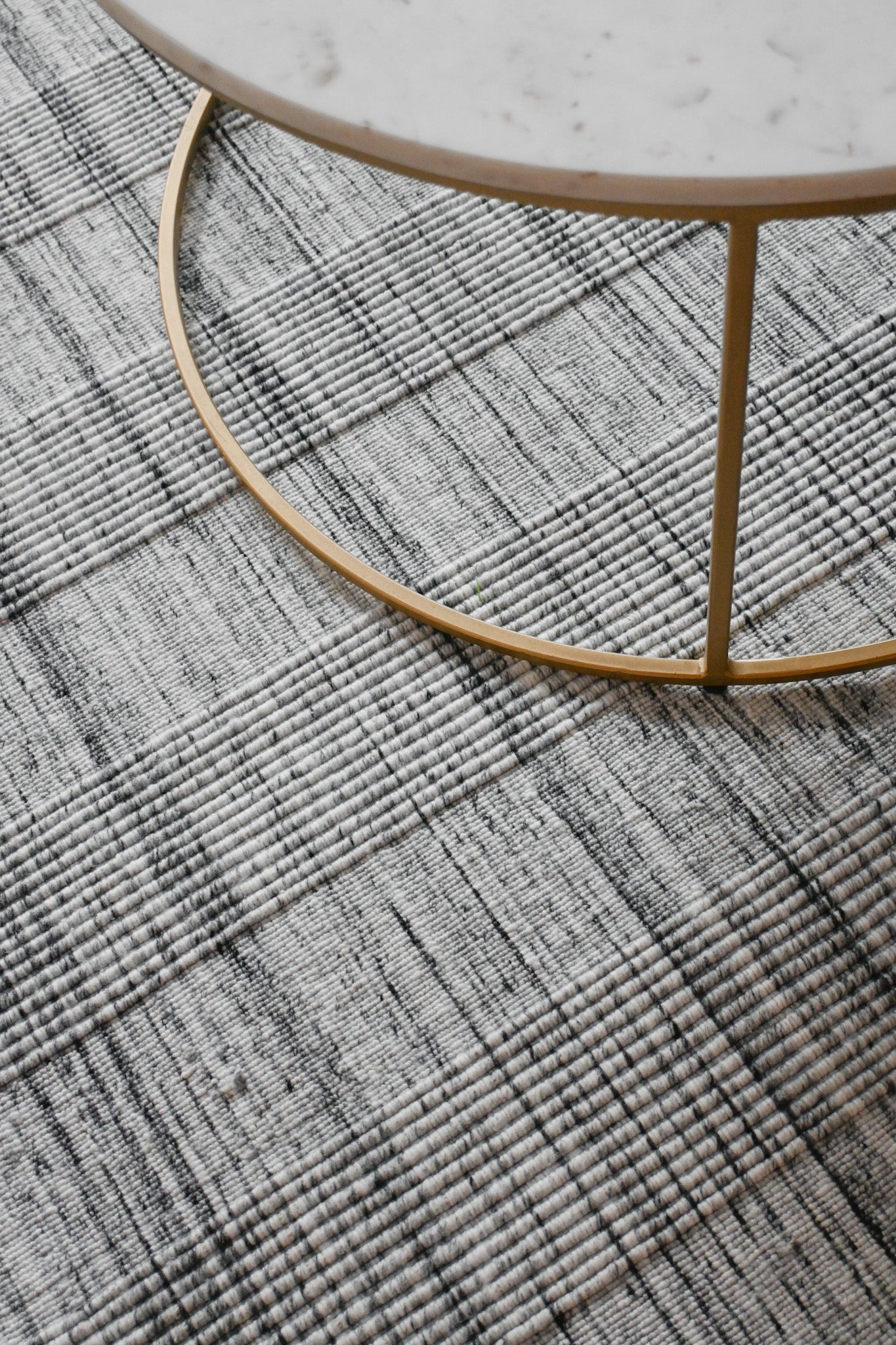 Alfombra Afrika 240x300 cm – PET reciclado gris claro by Kaymanta, elaboración orgánica.