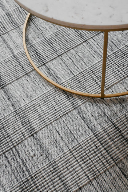 Alfombra Afrika 240x300 cm – PET reciclado gris claro by Kaymanta, elaboración orgánica.