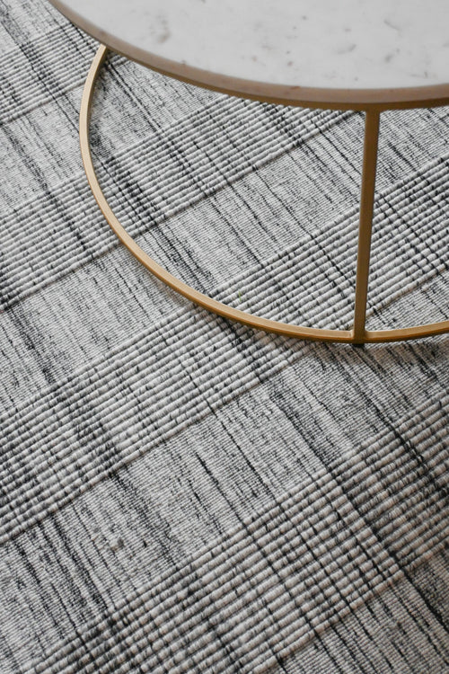Alfombra Afrika 240x300 cm – PET reciclado gris claro by Kaymanta, elaboración orgánica.