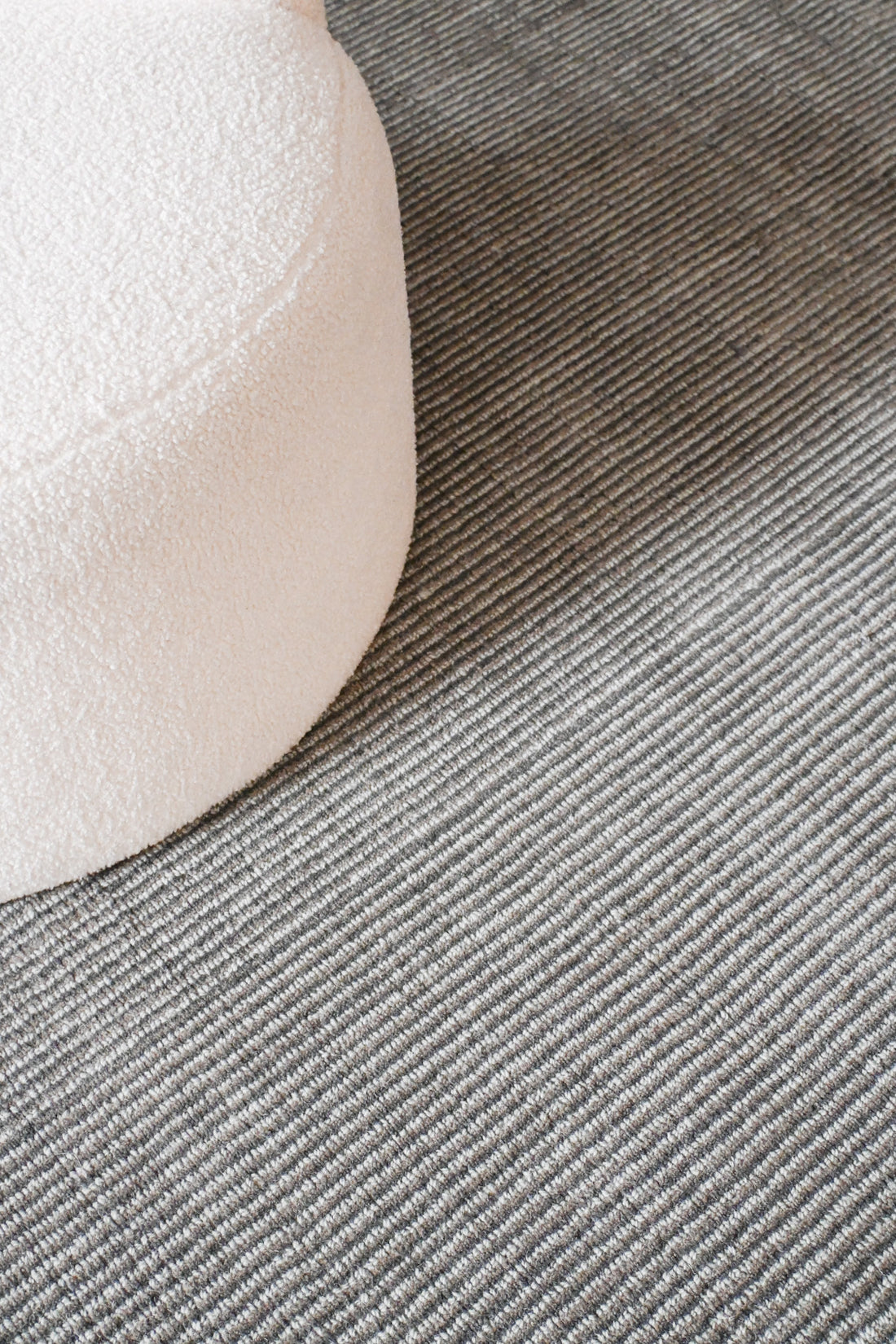 Alfombra Duna en oficina elegante con diseño minimalista