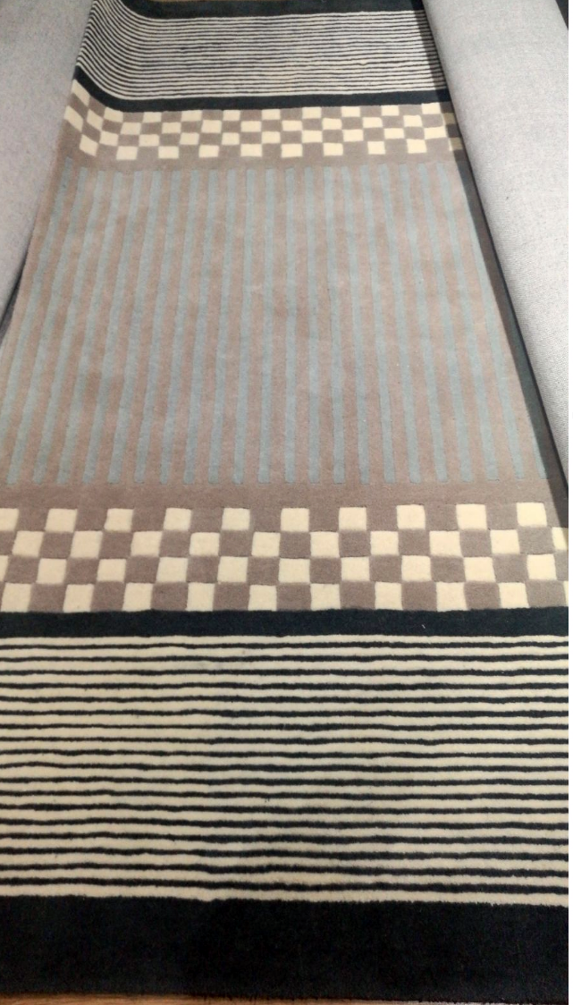 Alfombra Position – Lana de Nueva Zelanda en beige y azul by Kaymanta, elaboración orgánica.
