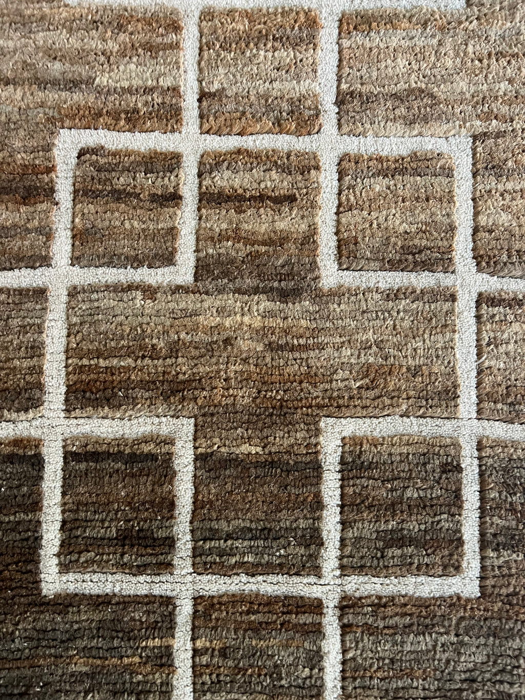 Alfombra artesanal en yute y lana. Diseño Cruz de Kaymanta