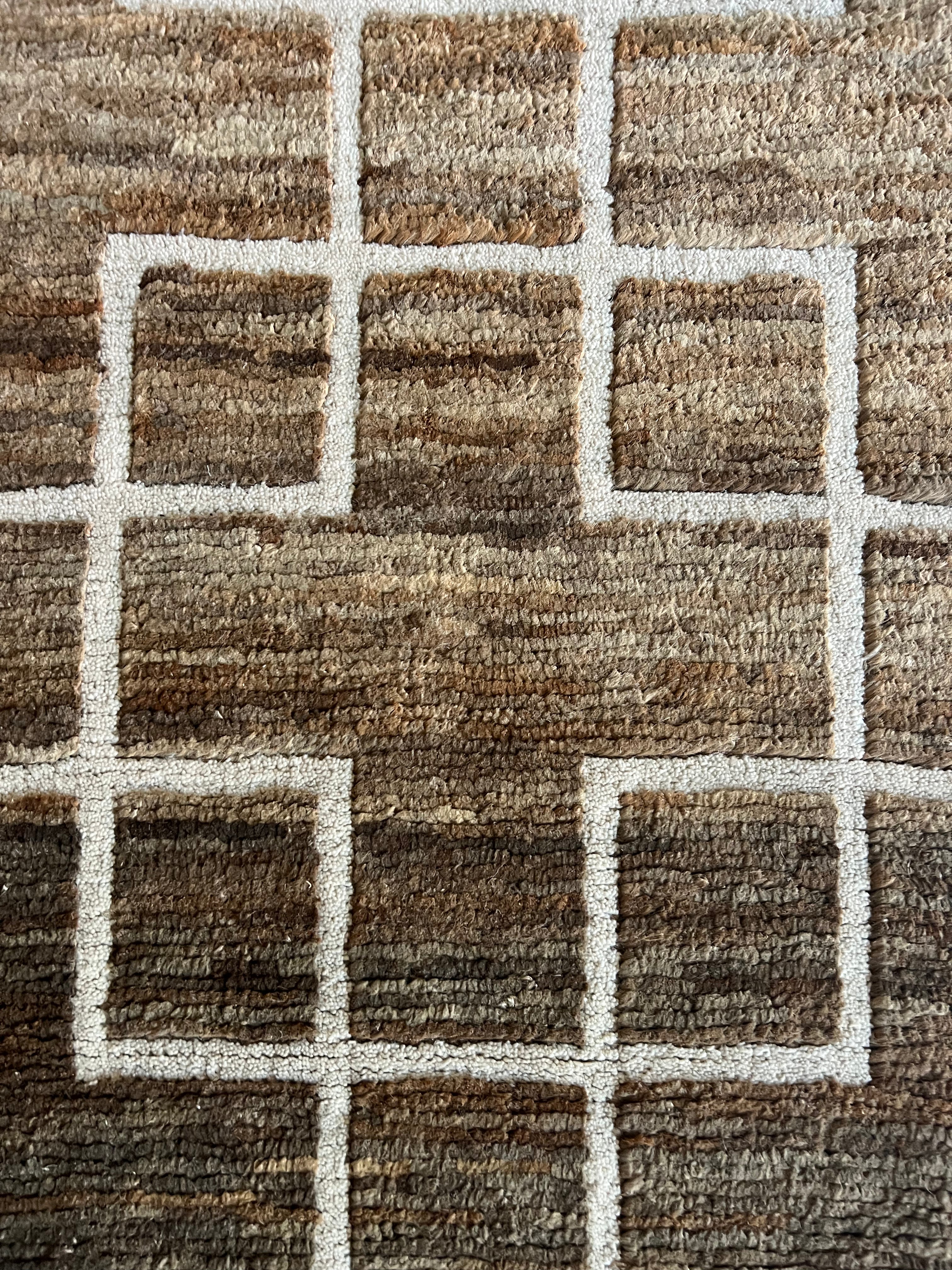 Alfombra artesanal en yute y lana. Diseño Cruz de Kaymanta