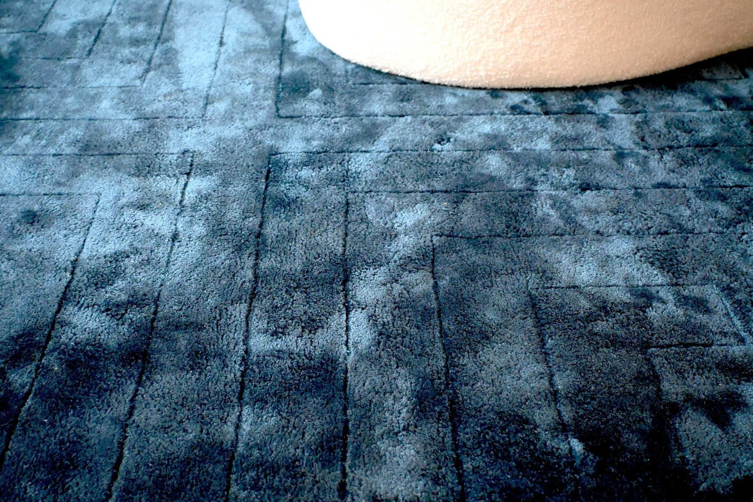 Alfombra Grecia – Tejida a Mano con Diseño de Grecas Tallado | Kaymanta by Kaymanta, elaboración orgánica.