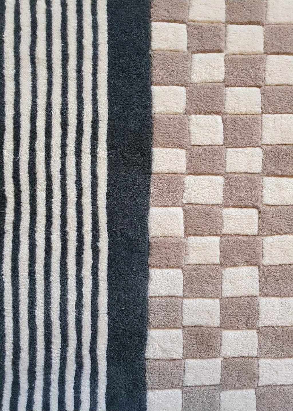 Alfombra Position – Lana de Nueva Zelanda en beige y azul by Kaymanta, elaboración orgánica.